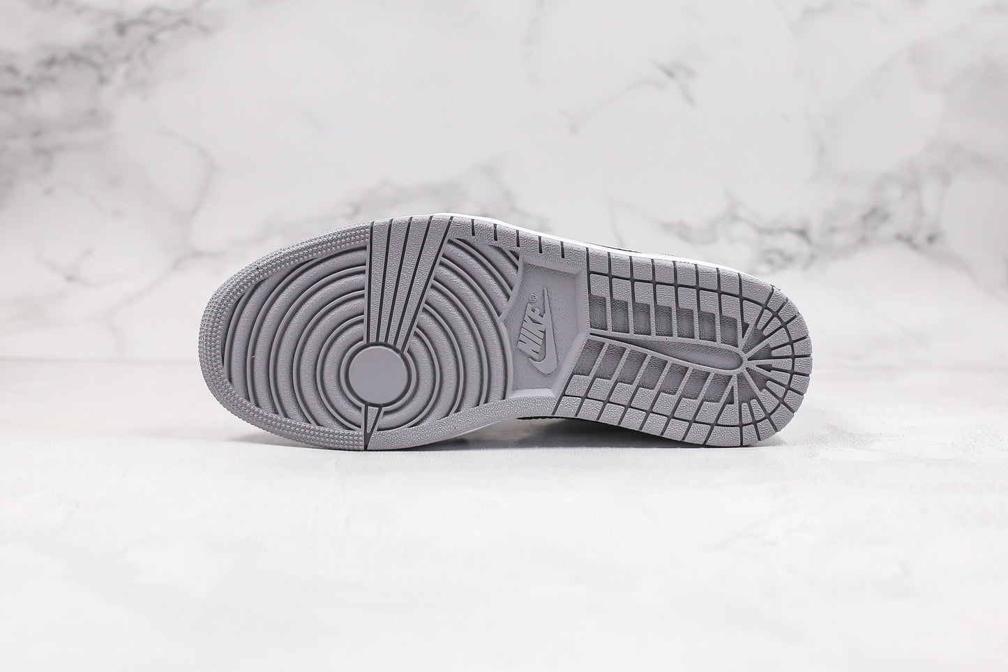 Jordan 1 Low Graue Zehenpartie